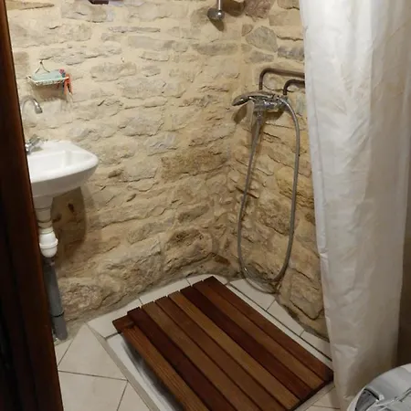 Chambre Dans Le Site Du Trou De Bozouls Avec Coin Repas
