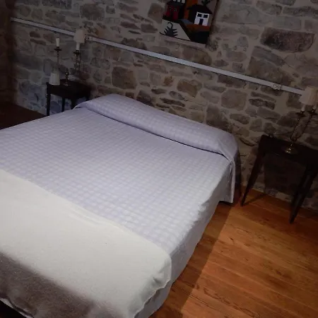 Chambre Dans Le Site Du Trou De Bozouls Avec Coin Repas Bozouls